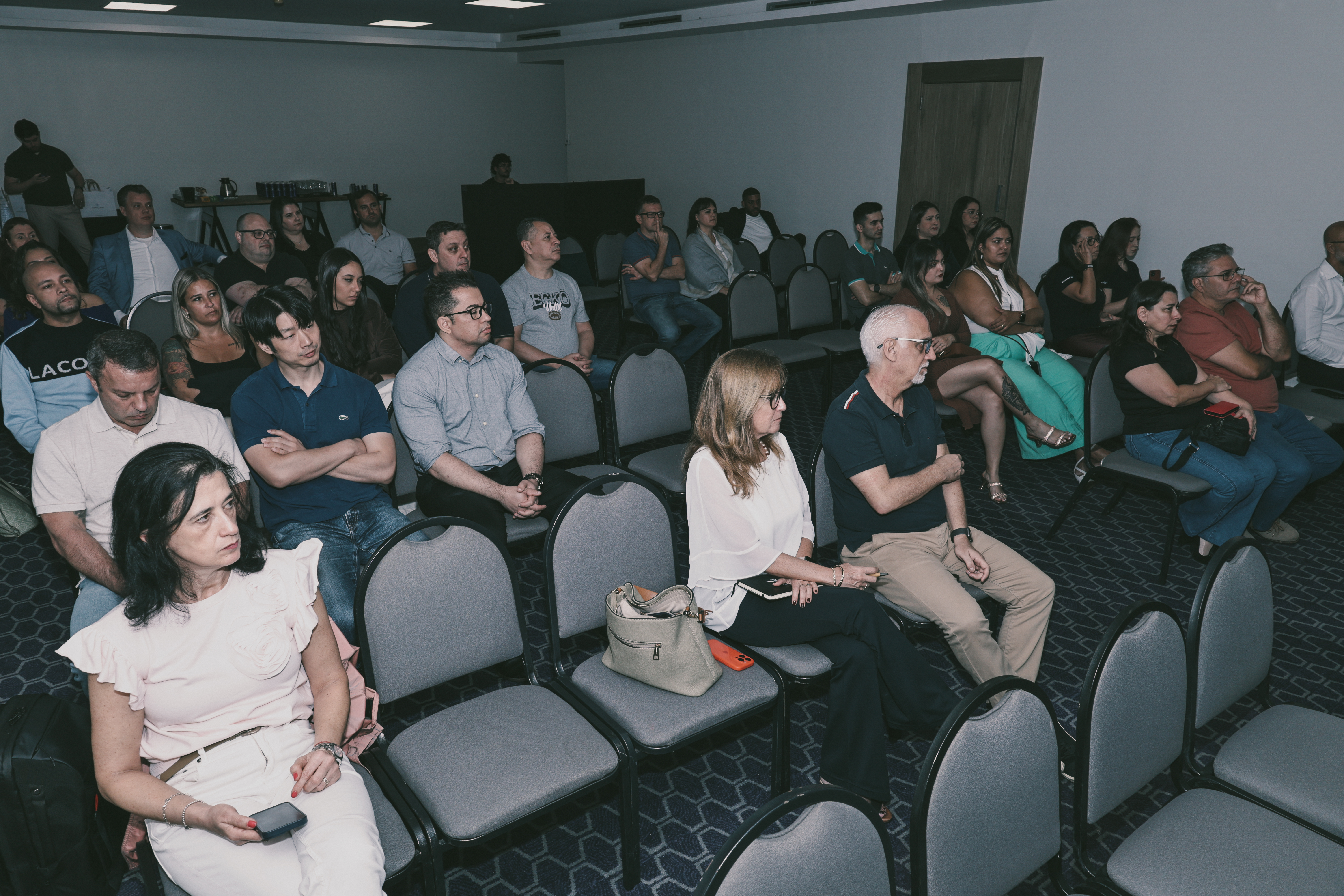 Sala com participantes